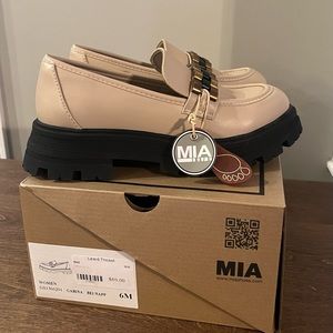 Brand new Lizard Thicket Mia Gabina Beige Loafers size 6/7